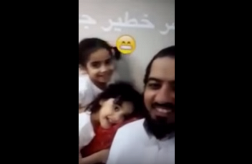 شاهدوا..سعودي يتباهى بإنجاب 5 بنات من 5 جنسيات مختلفة